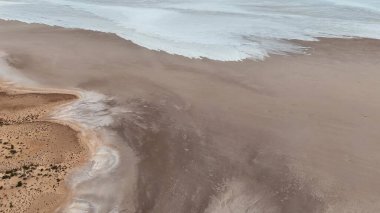 Stuart otoyolu ve Wommera, Pimba, Güney Avustralya, Avustralya yakınlarındaki Bulutlu Gök Altında Tuz Gölü 'nün insansız hava aracı görüntüleri.