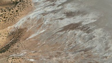 Stuart otoyolu ve Wommera, Pimba, Güney Avustralya, Avustralya yakınlarındaki Bulutlu Gök Altında Tuz Gölü 'nün insansız hava aracı görüntüleri.