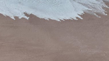 Stuart otoyolu ve Wommera, Pimba, Güney Avustralya, Avustralya yakınlarındaki Bulutlu Gök Altında Tuz Gölü 'nün insansız hava aracı görüntüleri.