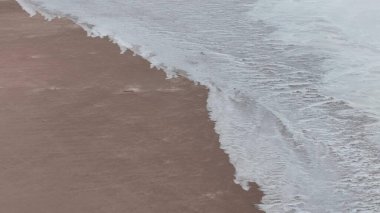 Stuart otoyolu ve Wommera, Pimba, Güney Avustralya, Avustralya yakınlarındaki Bulutlu Gök Altında Tuz Gölü 'nün insansız hava aracı görüntüleri.