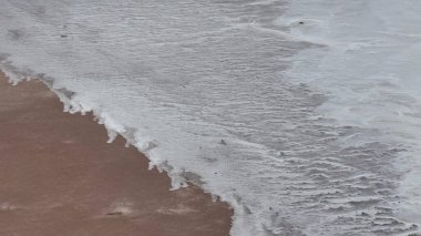 Stuart otoyolu ve Wommera, Pimba, Güney Avustralya, Avustralya yakınlarındaki Bulutlu Gök Altında Tuz Gölü 'nün insansız hava aracı görüntüleri.