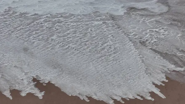 Stuart otoyolu ve Wommera, Pimba, Güney Avustralya, Avustralya yakınlarındaki Bulutlu Gök Altında Tuz Gölü 'nün insansız hava aracı görüntüleri.