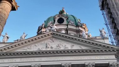 Tarihsel Barok Karlskirche Charles Kilisesi Avusturya 'nın Viyana kentindeki Karlsplatz' da bir Şehir Meydanı 'nda