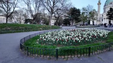 Tarihsel Barok Karlskirche Charles Kilisesi Avusturya 'nın Viyana kentindeki Karlsplatz' da bir Şehir Meydanı 'nda