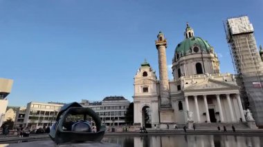 Tarihsel Barok Karlskirche Charles Kilisesi Avusturya 'nın Viyana kentindeki Karlsplatz' da bir Şehir Meydanı 'nda