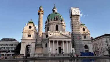 Tarihsel Barok Karlskirche Charles Kilisesi Avusturya 'nın Viyana kentindeki Karlsplatz' da bir Şehir Meydanı 'nda