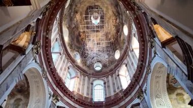 Avusturya, Viyana 'daki Karlsplatz' daki Karlskirche Charles Kilisesi. Süslü Dekor ve Yerleşik Tavan Mimarisi ile Barok Kilisesi İçi