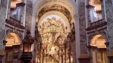 Avusturya, Viyana 'daki Karlsplatz' daki Karlskirche Charles Kilisesi. Süslü Dekor ve Yerleşik Tavan Mimarisi ile Barok Kilisesi İçi