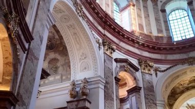 Avusturya, Viyana 'daki Karlsplatz' daki Karlskirche Charles Kilisesi. Süslü Dekor ve Yerleşik Tavan Mimarisi ile Barok Kilisesi İçi