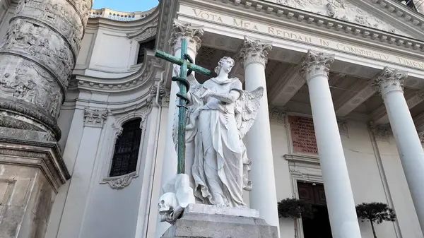 Tarihsel Barok Karlskirche Charles Kilisesi Avusturya 'nın Viyana kentindeki Karlsplatz' da bir Şehir Meydanı 'nda
