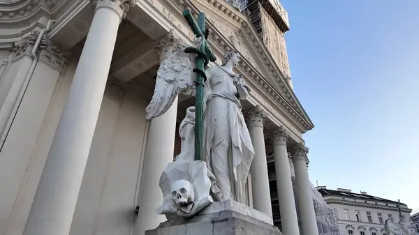 Tarihsel Barok Karlskirche Charles Kilisesi Avusturya 'nın Viyana kentindeki Karlsplatz' da bir Şehir Meydanı 'nda