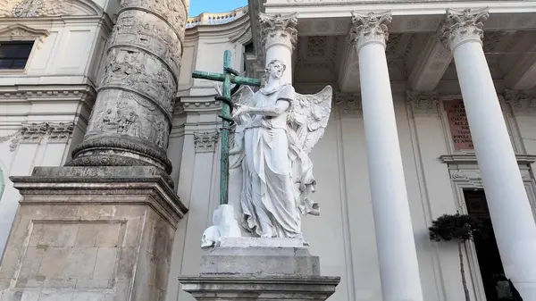 Tarihsel Barok Karlskirche Charles Kilisesi Avusturya 'nın Viyana kentindeki Karlsplatz' da bir Şehir Meydanı 'nda