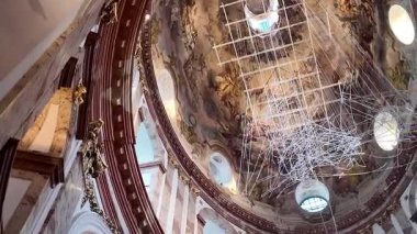 Avusturya, Viyana 'daki Karlsplatz' daki Karlskirche Charles Kilisesi. Süslü Dekor ve Yerleşik Tavan Mimarisi ile Barok Kilisesi İçi