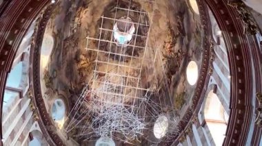 Avusturya, Viyana 'daki Karlsplatz' daki Karlskirche Charles Kilisesi. Süslü Dekor ve Yerleşik Tavan Mimarisi ile Barok Kilisesi İçi