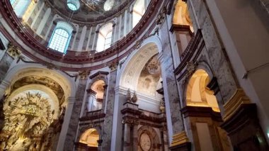 Avusturya, Viyana 'daki Karlsplatz' daki Karlskirche Charles Kilisesi. Süslü Dekor ve Yerleşik Tavan Mimarisi ile Barok Kilisesi İçi