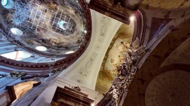 Avusturya, Viyana 'daki Karlsplatz' daki Karlskirche Charles Kilisesi. Süslü Dekor ve Yerleşik Tavan Mimarisi ile Barok Kilisesi İçi