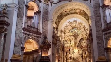 Avusturya, Viyana 'daki Karlsplatz' daki Karlskirche Charles Kilisesi. Süslü Dekor ve Yerleşik Tavan Mimarisi ile Barok Kilisesi İçi
