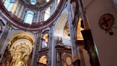 Avusturya, Viyana 'daki Karlsplatz' daki Karlskirche Charles Kilisesi. Süslü Dekor ve Yerleşik Tavan Mimarisi ile Barok Kilisesi İçi