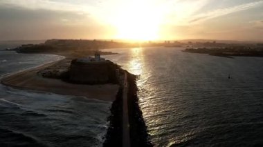 Newcastle NSW Avustralya Tarihsel Kıyı Nobbys Deniz feneri Etrafı Sahne Sahilleri ve Okyanus manzaralarıyla çevrili