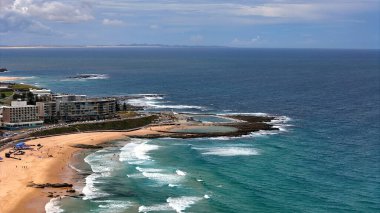 Newcastle NSW Avustralya Rocky Sahil Kıyısı Uçurumu Okyanus manzaralı Kentsel Skyline
