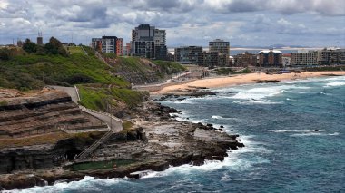 Newcastle NSW Avustralya Rocky Sahil Kıyısı Uçurumu Okyanus manzaralı Kentsel Skyline