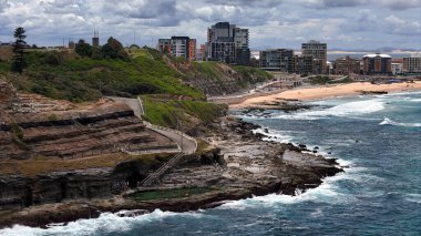 Newcastle NSW Avustralya Rocky Sahil Kıyısı Uçurumu Okyanus manzaralı Kentsel Skyline