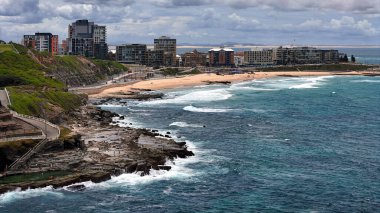 Newcastle NSW Avustralya Rocky Sahil Kıyısı Uçurumu Okyanus manzaralı Kentsel Skyline