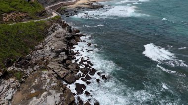 Newcastle NSW Avustralya Rocky Sahil Kıyısı Uçurumu Okyanus manzaralı Kentsel Skyline