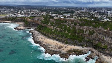 Newcastle NSW Avustralya Rocky Sahil Kıyısı Uçurumu Okyanus manzaralı Kentsel Skyline