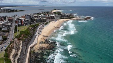 Newcastle NSW Avustralya Rocky Sahil Kıyısı Uçurumu Okyanus manzaralı Kentsel Skyline