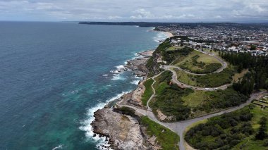Newcastle NSW Avustralya Rocky Sahil Kıyısı Uçurumu Okyanus manzaralı Kentsel Skyline