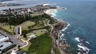 Newcastle NSW Avustralya Rocky Sahil Kıyısı Uçurumu Okyanus manzaralı Kentsel Skyline