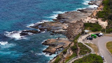 Newcastle NSW Avustralya Rocky Sahil Kıyısı Uçurumu Okyanus manzaralı Kentsel Skyline