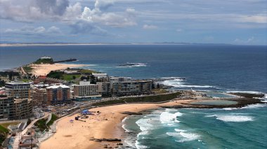 Newcastle NSW Avustralya Rocky Sahil Kıyısı Uçurumu Okyanus manzaralı Kentsel Skyline