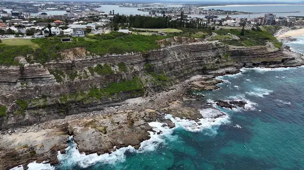 Newcastle NSW Avustralya Rocky Sahil Kıyısı Uçurumu Okyanus manzaralı Kentsel Skyline