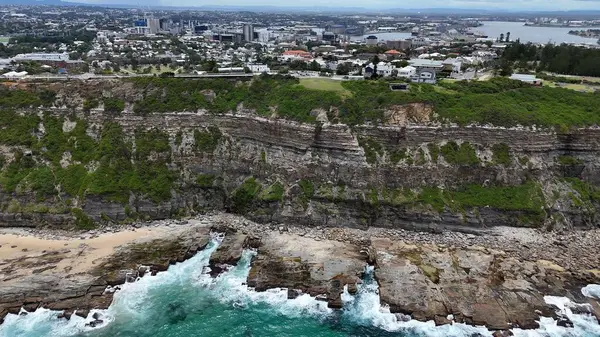 Newcastle NSW Avustralya Rocky Sahil Kıyısı Uçurumu Okyanus manzaralı Kentsel Skyline