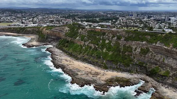 Newcastle NSW Avustralya Rocky Sahil Kıyısı Uçurumu Okyanus manzaralı Kentsel Skyline