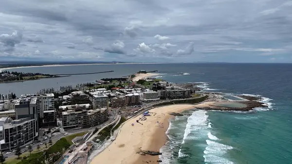 Newcastle NSW Avustralya Rocky Sahil Kıyısı Uçurumu Okyanus manzaralı Kentsel Skyline