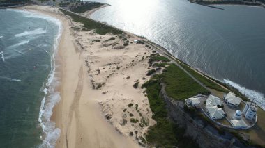 Newcastle NSW Avustralya Tarihsel Kıyı Nobbys Deniz feneri Etrafı Sahne Sahilleri ve Okyanus manzaralarıyla çevrili