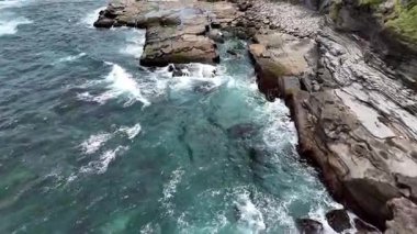 Okyanusa bakan Rocky Sahil Kıyısı Uçurumu Uzakta Urban Skyline, Shepherds Hill, Hawkesbury Sandstone depozitosu Newcastle 'ın üzerine inşa edildiği yer.