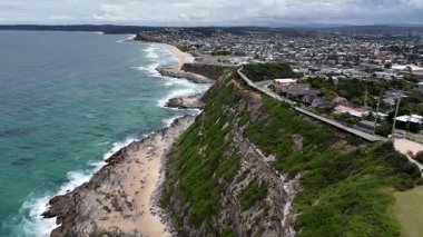 Okyanusa bakan Rocky Sahil Kıyısı Uçurumu Uzakta Urban Skyline, Shepherds Hill, Hawkesbury Sandstone depozitosu Newcastle 'ın üzerine inşa edildiği yer.