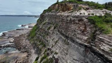 Okyanusa bakan Rocky Sahil Kıyısı Uçurumu Uzakta Urban Skyline, Shepherds Hill, Hawkesbury Sandstone depozitosu Newcastle 'ın üzerine inşa edildiği yer.
