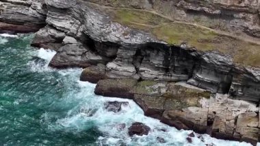 Okyanusa bakan Rocky Sahil Kıyısı Uçurumu Uzakta Urban Skyline, Shepherds Hill, Hawkesbury Sandstone depozitosu Newcastle 'ın üzerine inşa edildiği yer.