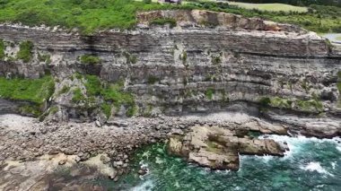 Okyanusa bakan Rocky Sahil Kıyısı Uçurumu Uzakta Urban Skyline, Shepherds Hill, Hawkesbury Sandstone depozitosu Newcastle 'ın üzerine inşa edildiği yer.