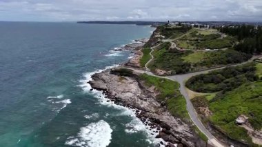 Okyanusa bakan Rocky Sahil Kıyısı Uçurumu Uzakta Urban Skyline, Shepherds Hill, Hawkesbury Sandstone depozitosu Newcastle 'ın üzerine inşa edildiği yer.