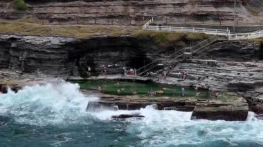 Bogey Deliği, komutanın hamamı olarak da bilinir, Newcastle 'da miras olarak listelenmiş bir deniz banyosu, Komutan Morisset' in emriyle inşa edilmiştir.