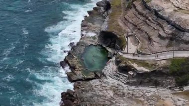 Bogey Deliği, komutanın hamamı olarak da bilinir, Newcastle 'da miras olarak listelenmiş bir deniz banyosu, Komutan Morisset' in emriyle inşa edilmiştir.