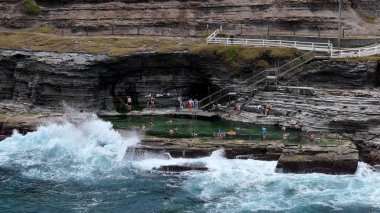 Bogey Deliği, komutanın hamamı olarak da bilinir, Newcastle 'da miras olarak listelenmiş bir deniz banyosu, Komutan Morisset' in emriyle inşa edilmiştir.