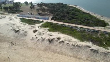 Newcastle Nobbys Plajı NSW Avustralya Sahil Sahili ve Okyanus Mavi Gök ve Yuvarlanan Dalgalar Altında