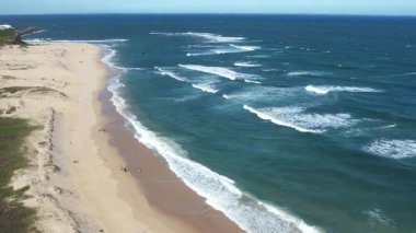 Newcastle Nobbys Plajı NSW Avustralya Sahil Sahili ve Okyanus Mavi Gök ve Yuvarlanan Dalgalar Altında